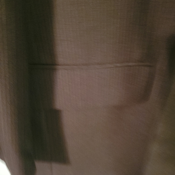 Alfani(by Macy's) Mens barely worn Black 3 button suit. 48R. - Picture 10 of 10